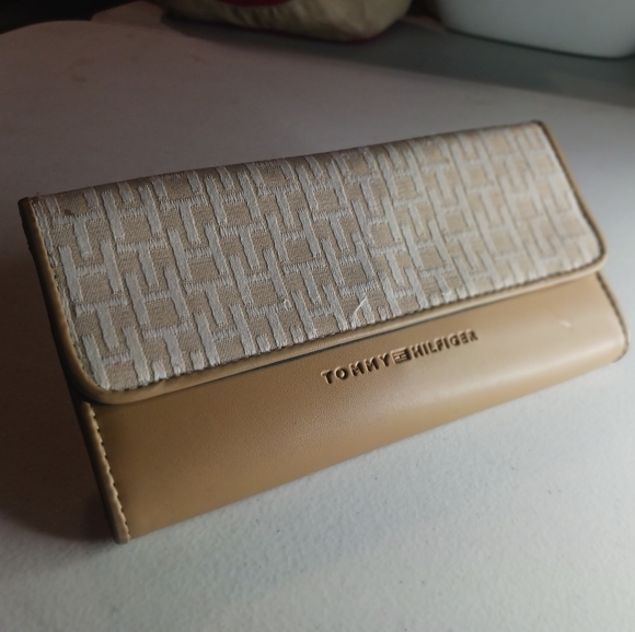 Tommy Hilfiger Wallet / Checkbook - Picture 1 of 8